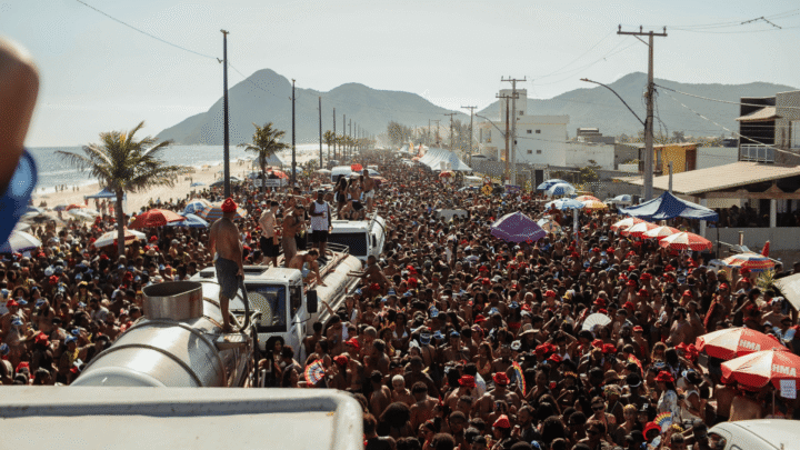 Maricá: Bloco Tromba Nervosa mantém a tradição e arrasta milhares de foliões na Orla de Itaipuaçu