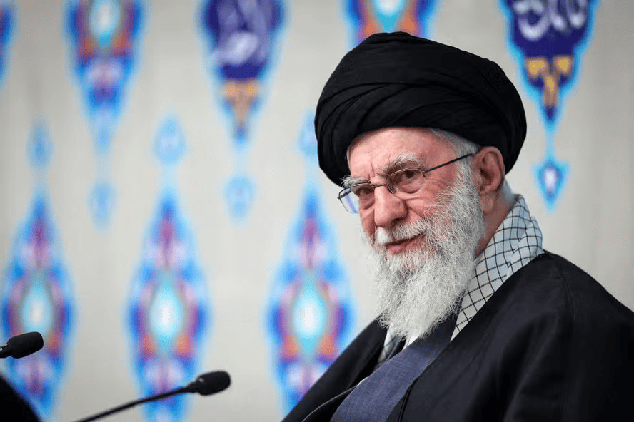 Irã confirma morte do líder supremo Ali Khamenei em ataques dos EUA e de Israel