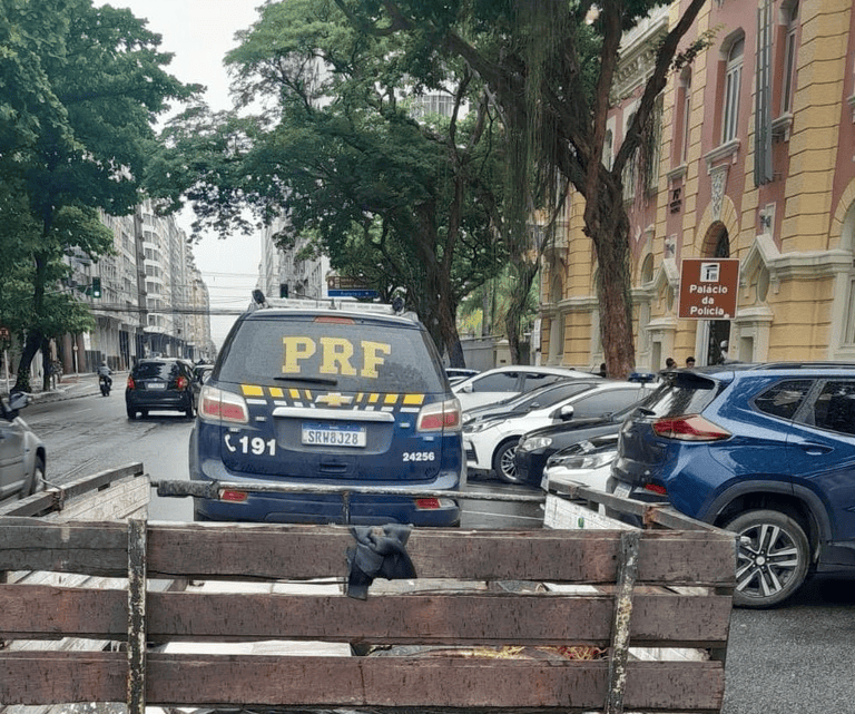 Em Niterói, PRF apreende veículo adulterado