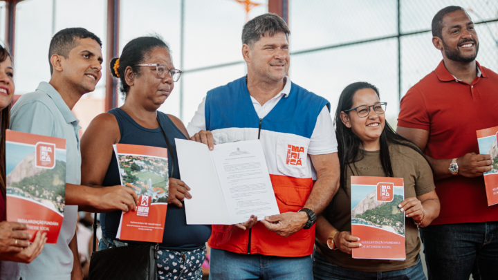 Prefeitura de Maricá amplia regularização de imóveis com entrega de títulos de propriedade