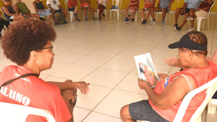 Prefeitura de Maricá leva informação e cuidado sobre Alzheimer aos idosos de Guaratiba