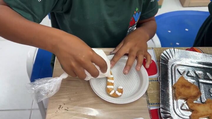 Maricá promove aula de culinária no Centro de Integração Escola-Comunidade