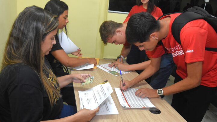 Prefeitura de Maricá certifica novos bolsistas universitários