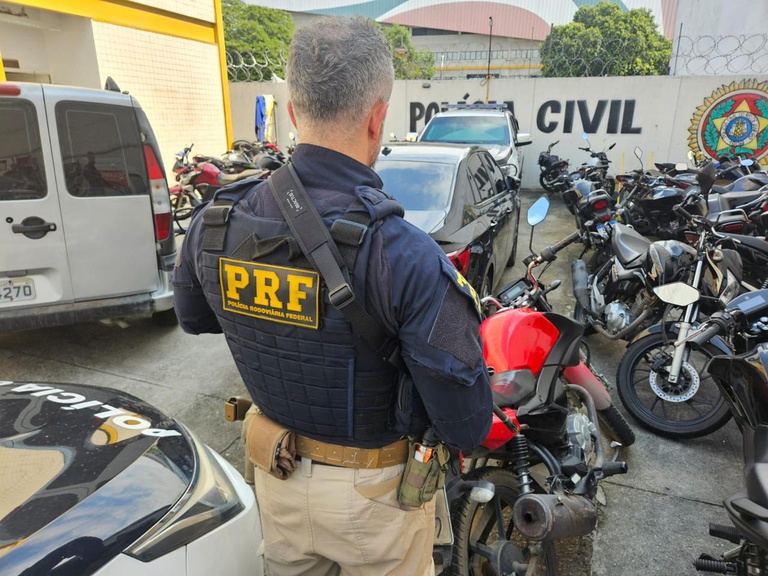 Motorista de aplicativo é flagrada com moto “clonada” na Dutra