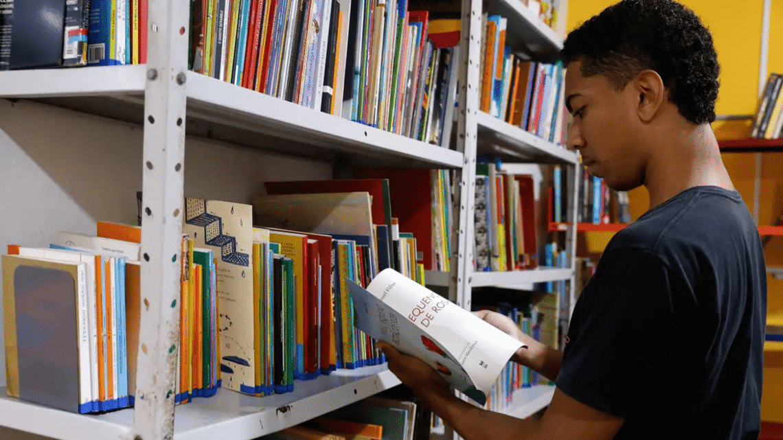 Alerj aprova formação de jovens para promover leitura e escrita no RJ