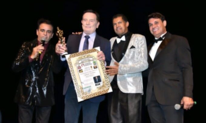 A noite do Oscar Brasileiro: Romildo dos Santos homenageia diversas personalidades com o Prêmio Comunicação e Destaque 2026