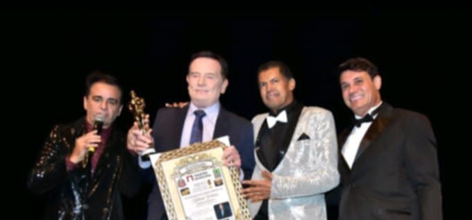 A noite do Oscar Brasileiro: Romildo dos Santos homenageia diversas personalidades com o Prêmio Comunicação e Destaque 2026