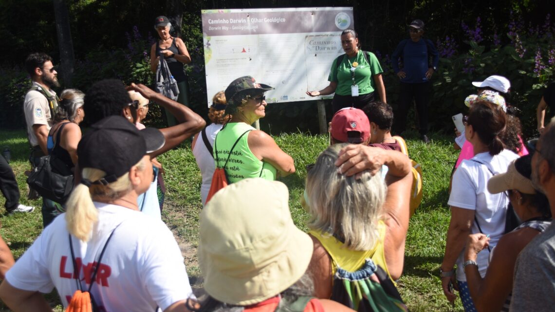 Maricá: alunos da Casa da Terceira Idade fazem trilha no Caminho de Darwin