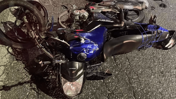 Motociclista morre após acidente com caminhão na RJ-106, em Araruama; vítima não tinha CNH