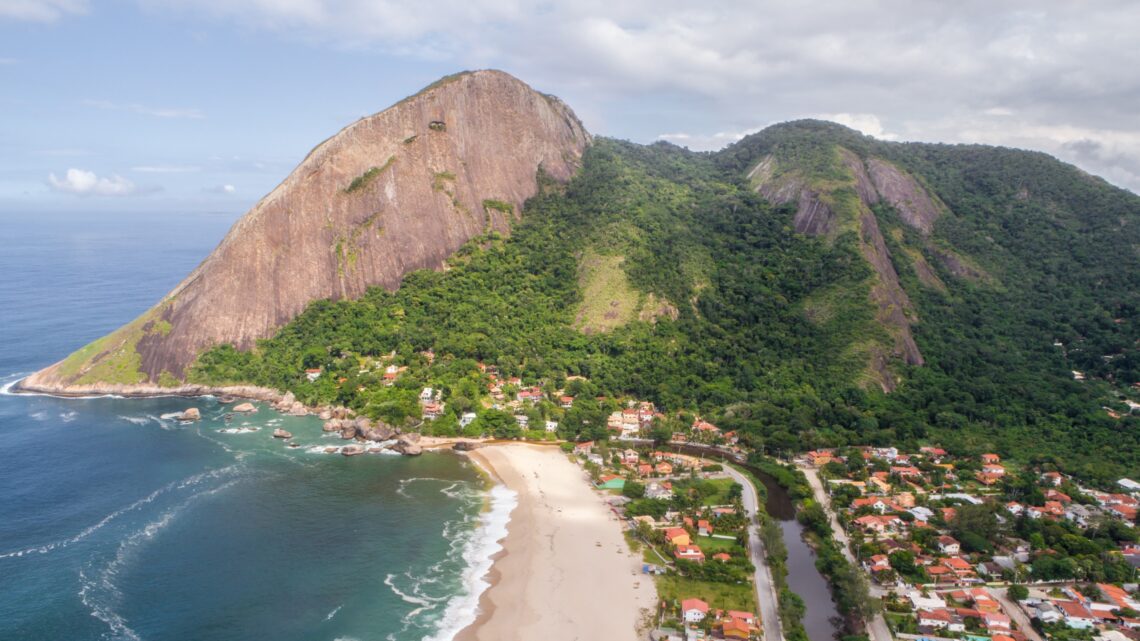Defesa Civil de Maricá resgata trilheiro na Pedra do Elefante