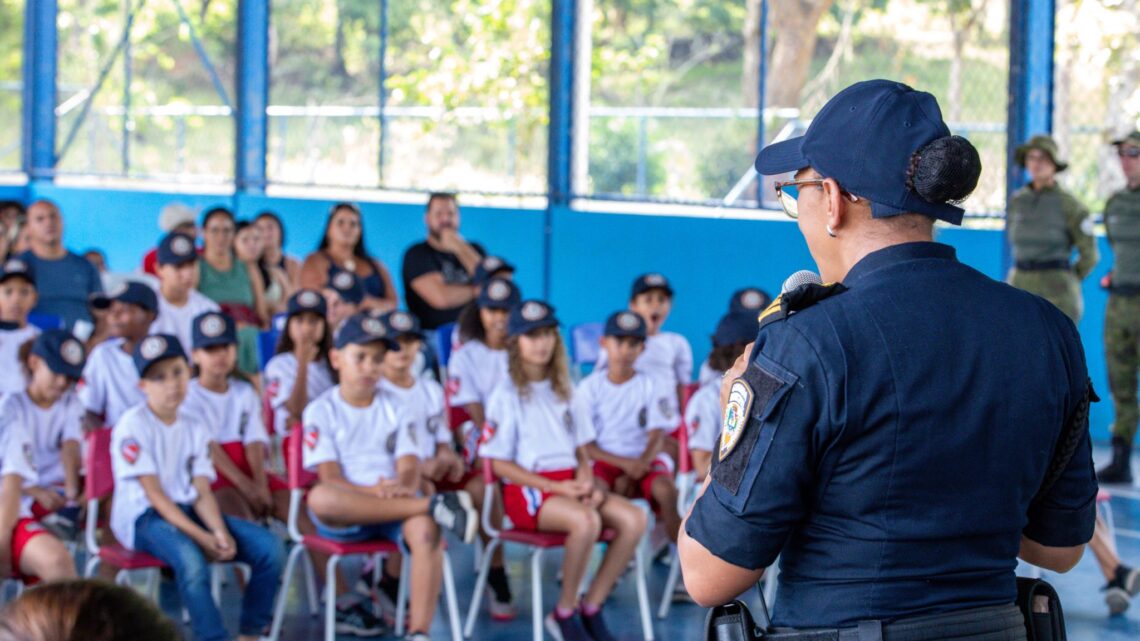 Maricá atende mais de 800 estudantes com aulas de cidadania, disciplina e segurança