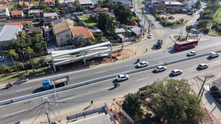 Maricá avança na construção de nova passarela na RJ-106 para ampliar a segurança de pedestres