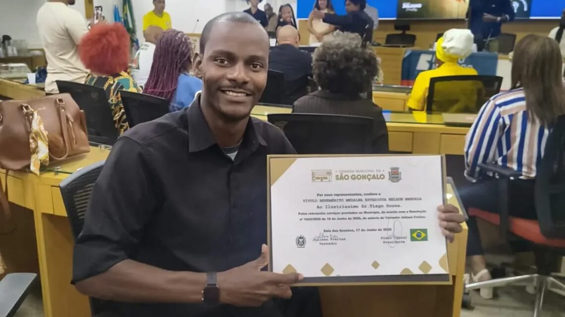 Tiago Souza é homenageado com Medalha Nelson Mandela por atuação no jornalismo