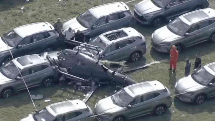 Helicópteros caem e atingem carros em pátio no Recreio dos Bandeirantes; seis pessoas morreram