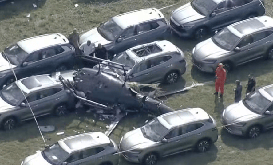 Helicópteros caem e atingem carros em pátio no Recreio dos Bandeirantes; seis pessoas morreram