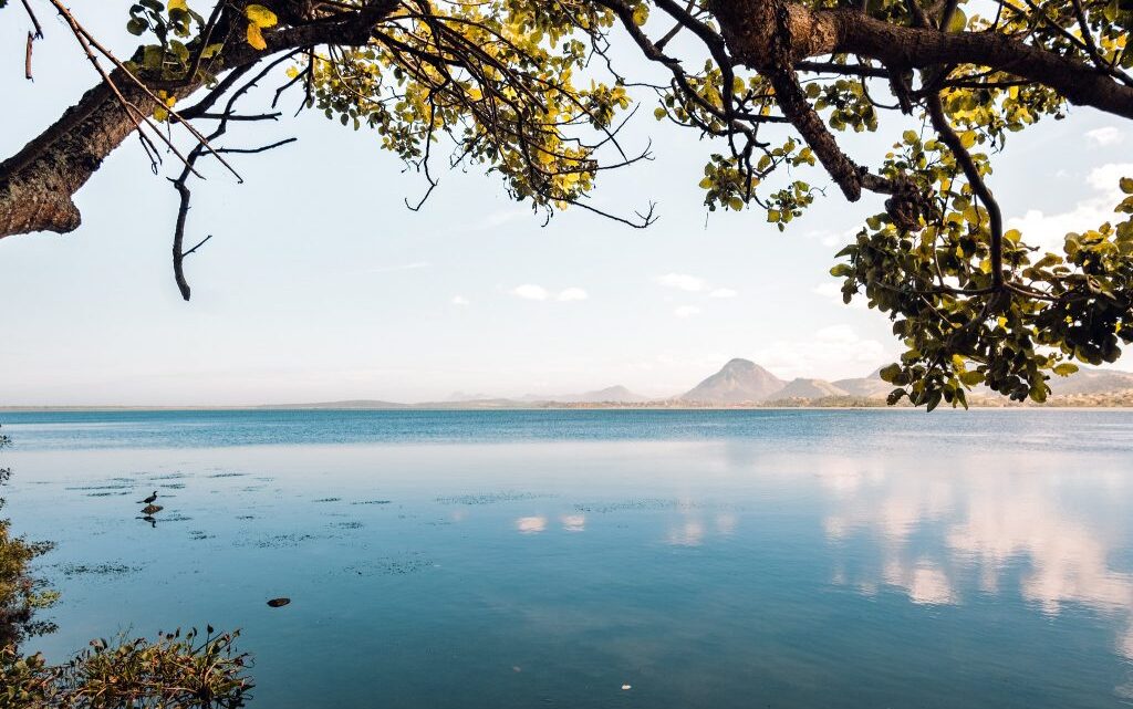 Prefeitura de Maricá atua para minimizar odor na Lagoa de Araçatiba