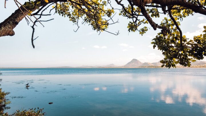 Prefeitura de Maricá atua para minimizar odor na Lagoa de Araçatiba