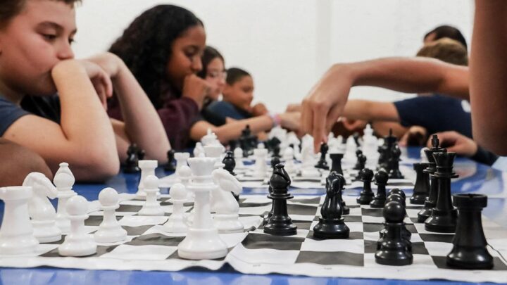 Projeto Educação e Esporte Transformando a Escola oferece aulas de xadrez para alunos da rede municipal