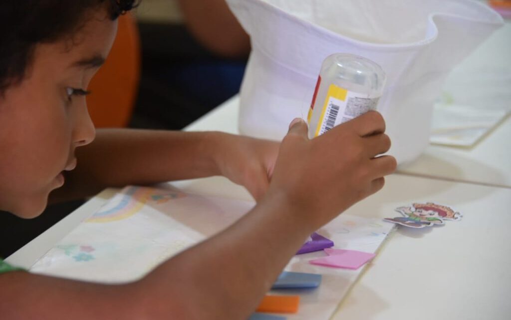 Maricá promove oficina de artes para estimular criatividade e inclusão