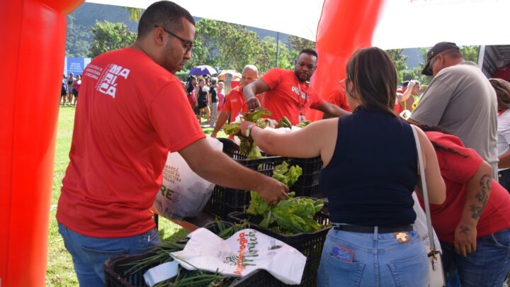 Prefeitura de Maricá realiza distribuição de hortaliças e alimentos frescos no Bairro da Amizade