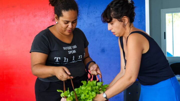 Maricá entrega alimentos frescos para famílias atendidas pelo CRAS de Santa Paula