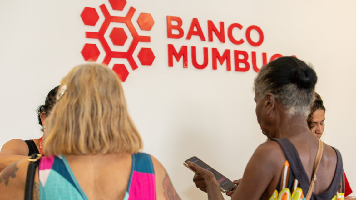 Maricá inicia entrega do novo cartão da moeda social Mumbuca